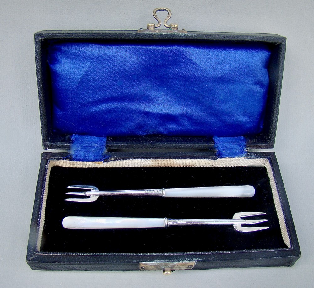 exquisite cased pair of edwardian silver pickle forks by adie lovekin birmingham 1902
